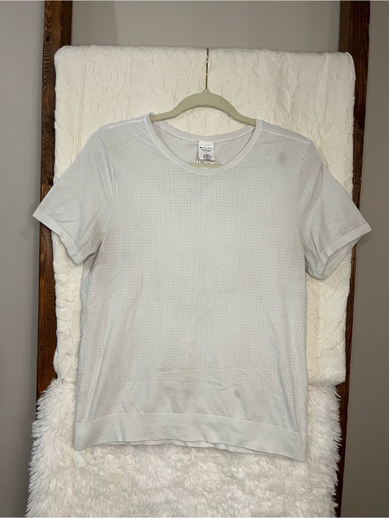 Athleta Tops - Athleta "In Motion" Seamless Women’s Medium Tee